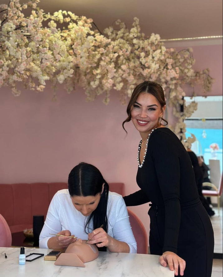 Professionelle Schulung zur Wimpernstylistin